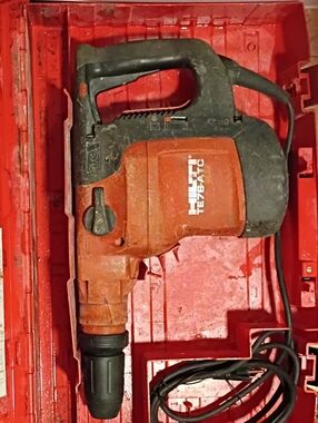 TE 7 Rotary Hammer Drill in Red and Black